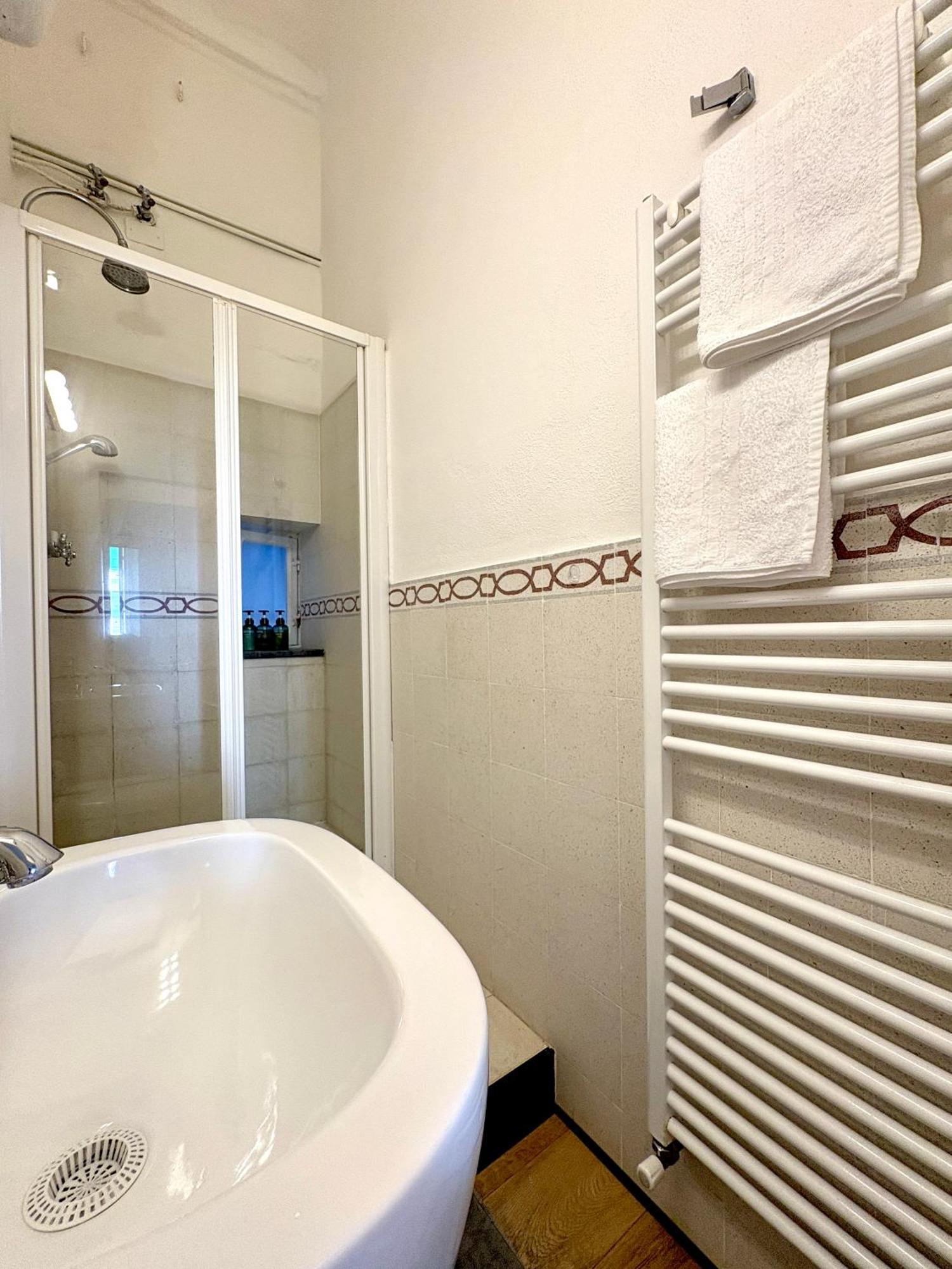 Marina Apartment, Unique, Authentic, Beachfront, 2 Aircondo Bdr , 2Bht, Easy To Train Or From Private Parking 韦尔纳扎 外观 照片